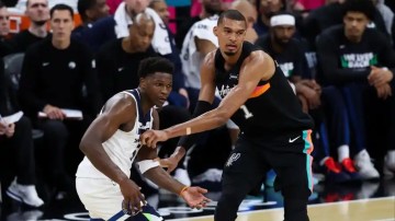 乐鱼体育-NBA无聊的季后赛第2轮即将结束：赛程随意、2组横扫、裁判控场